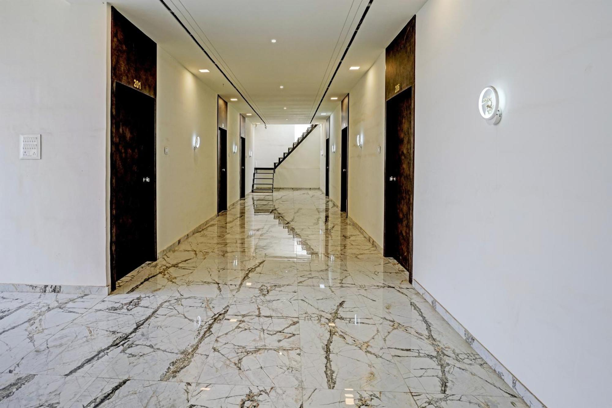 Hotel O White Palace Hotel Раджкот Экстерьер фото