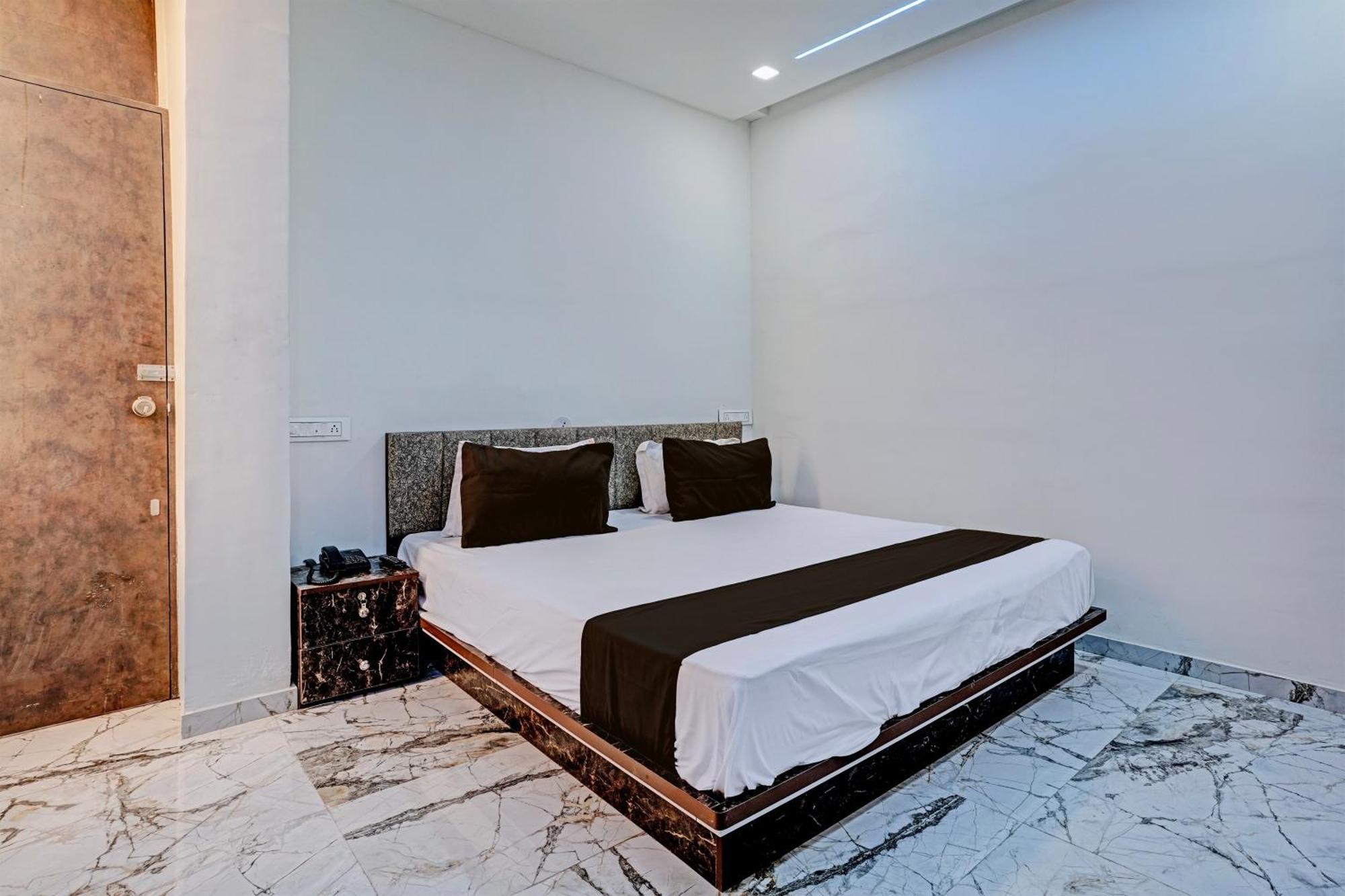 Hotel O White Palace Hotel Раджкот Экстерьер фото