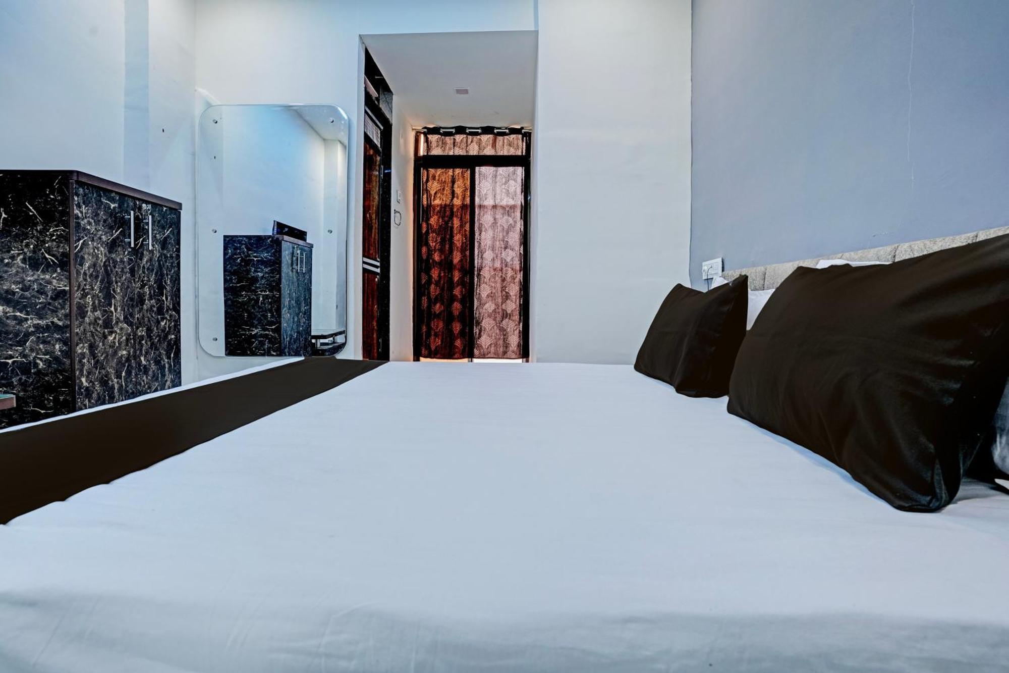 Hotel O White Palace Hotel Раджкот Экстерьер фото