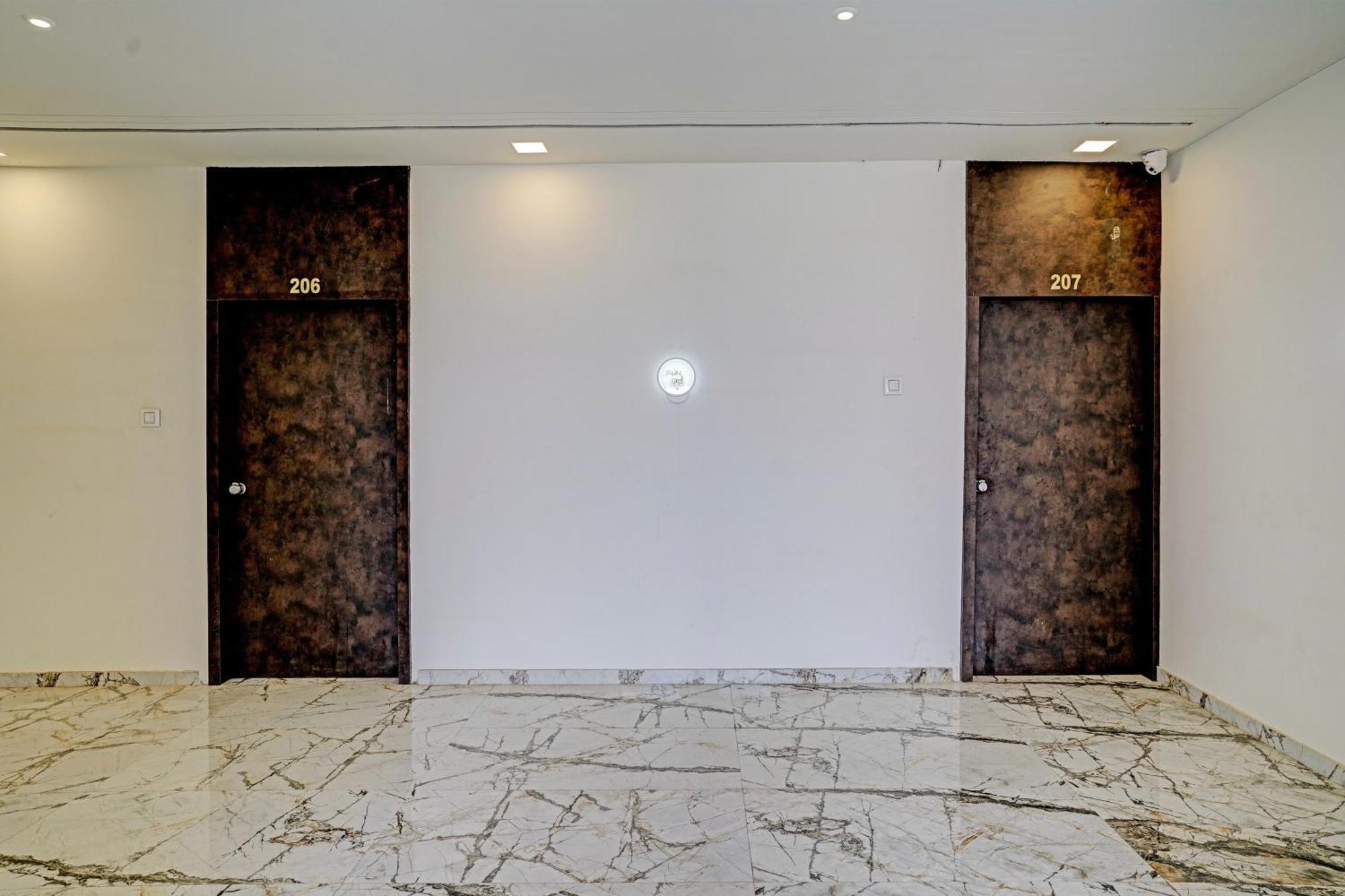 Hotel O White Palace Hotel Раджкот Экстерьер фото