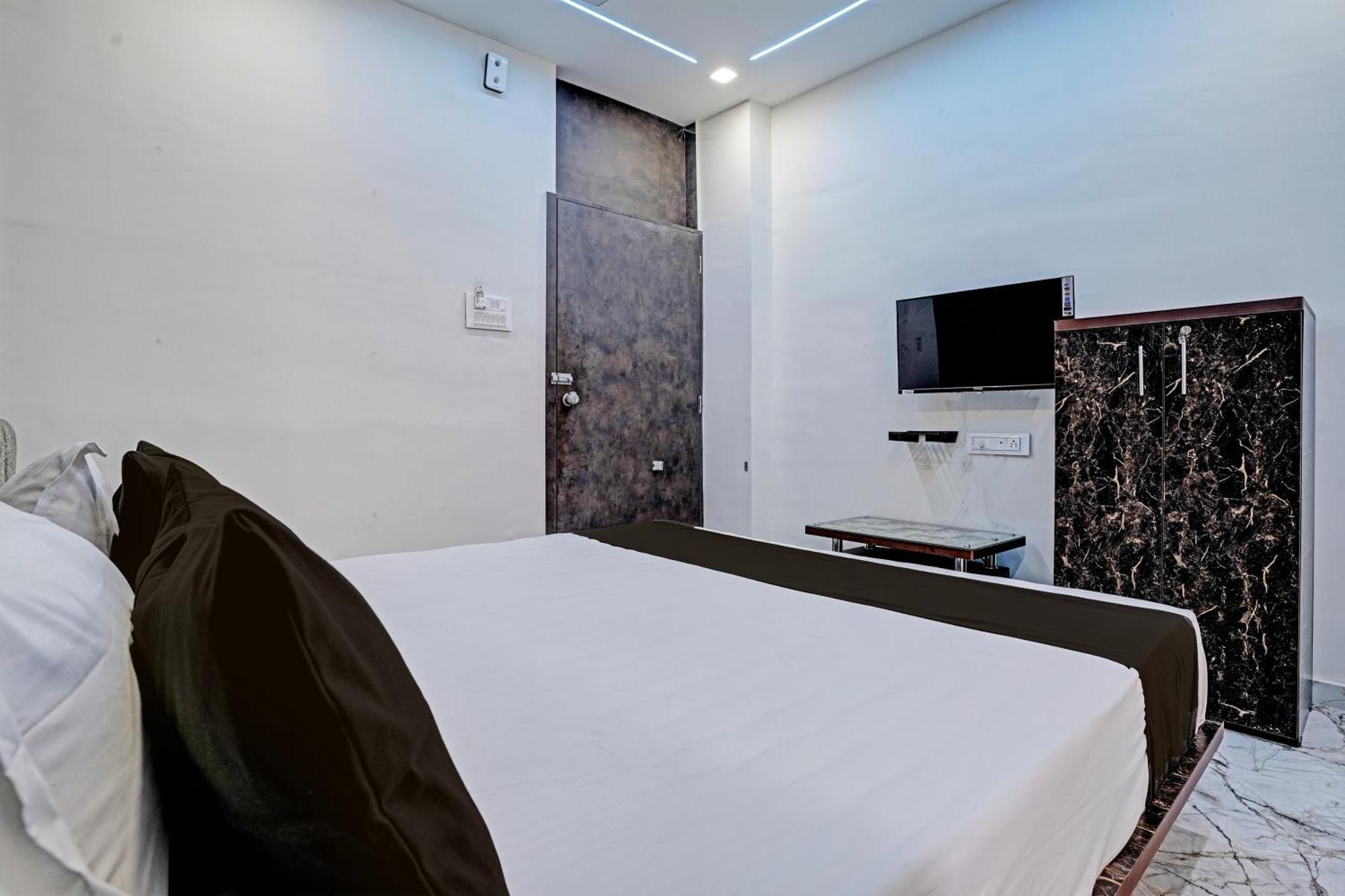 Hotel O White Palace Hotel Раджкот Экстерьер фото