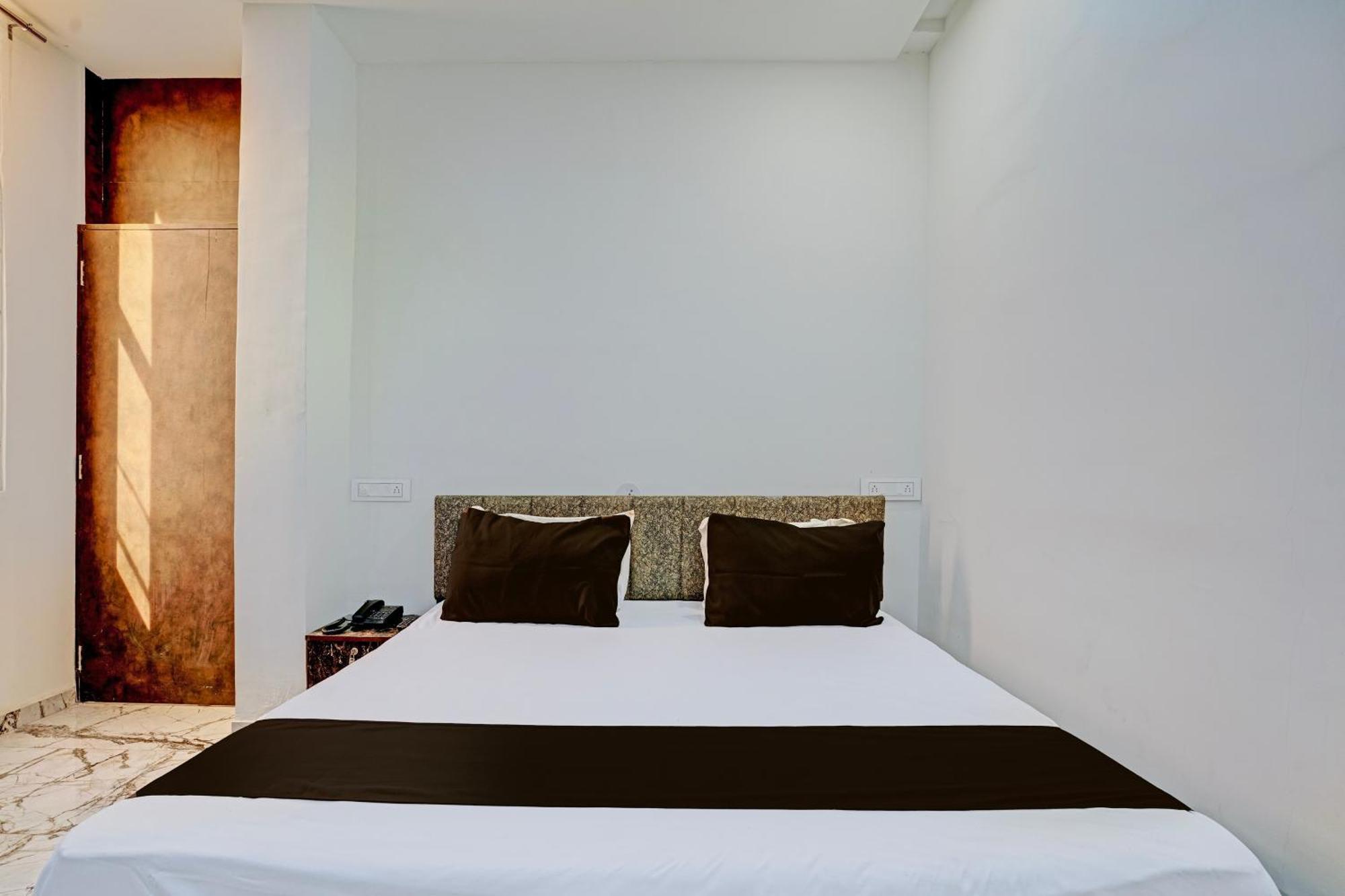 Hotel O White Palace Hotel Раджкот Экстерьер фото