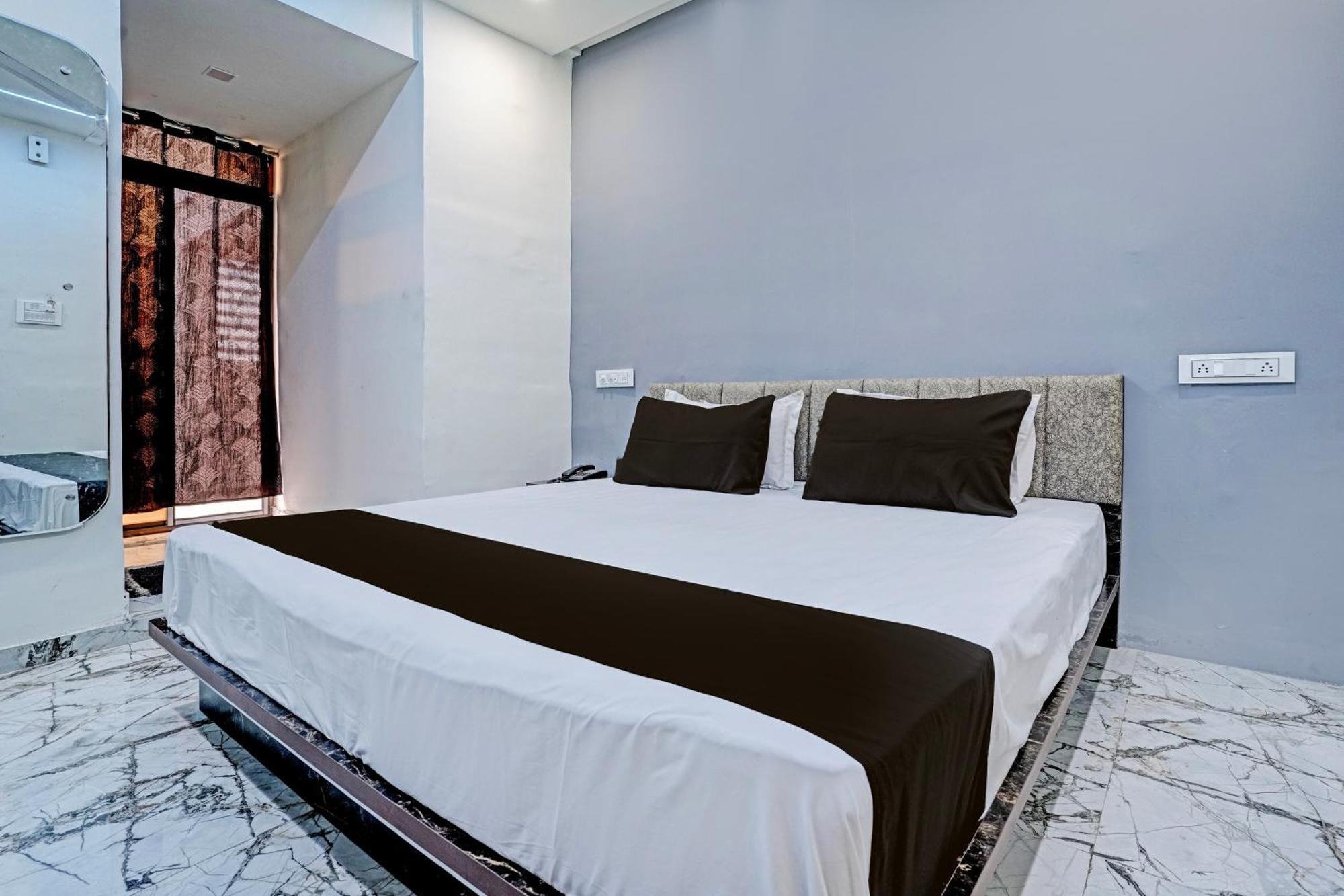 Hotel O White Palace Hotel Раджкот Экстерьер фото