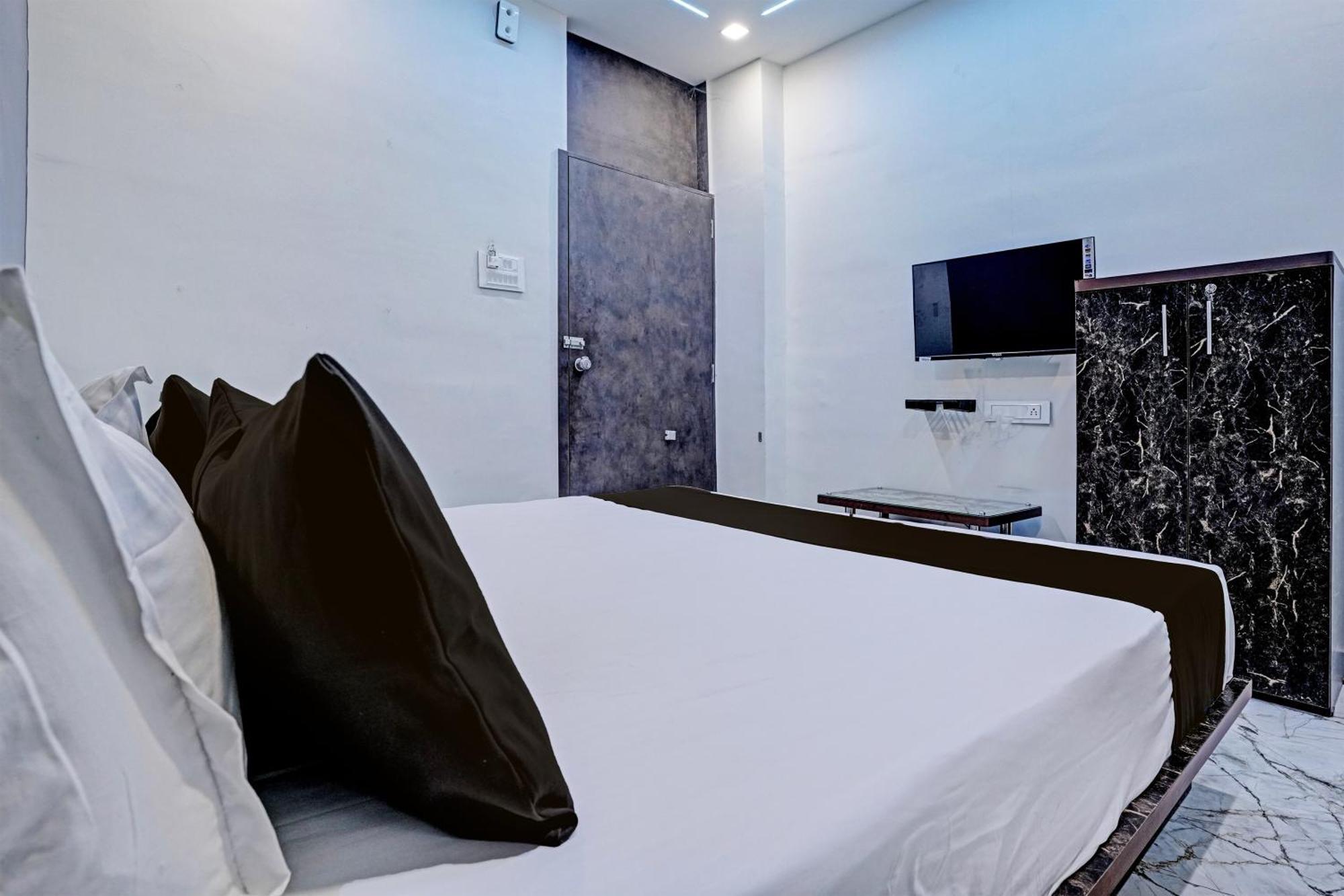 Hotel O White Palace Hotel Раджкот Экстерьер фото